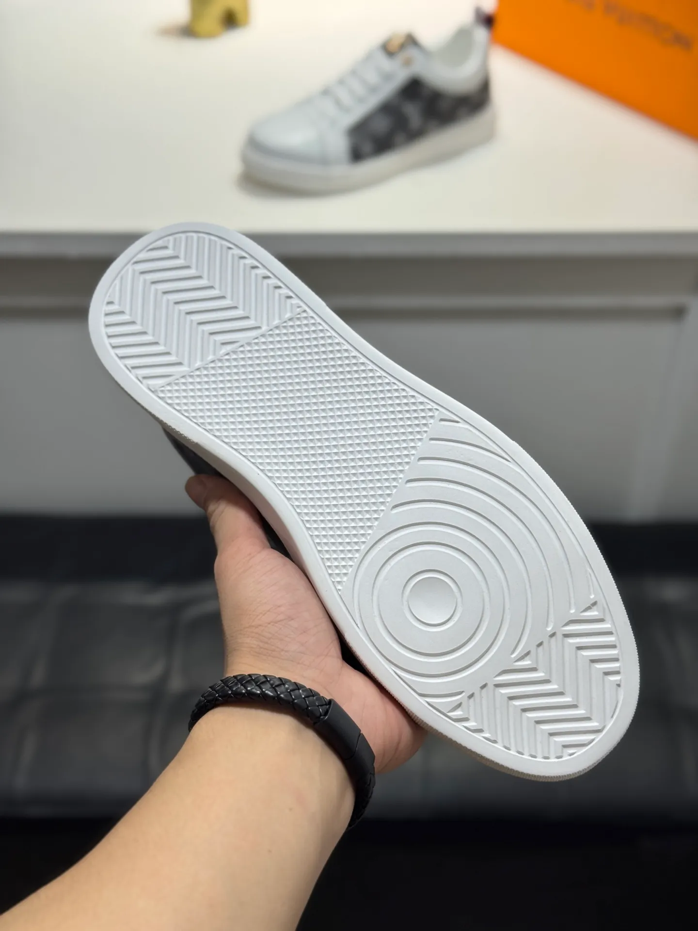 Men's shoes 💰400 [New model] 🌂🌂 Top quality original Louis Vuitton®️ Trendy and fashionable yet low-key men's casual shoes, LV cowhide embossed upper, comfortable and breathable, mesh lining, original rubber outsole, 2 colors available ~ a must-have for stylish men. Size: 38-44 (45 customized